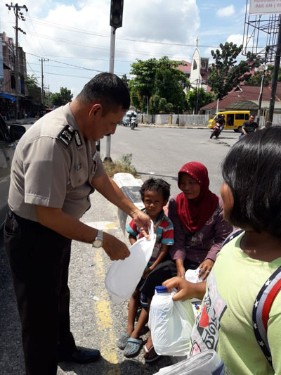 Program Jumat Barokah, Polresta Pekanbaru Bagi-bagi Gratis Nasi Bungkus ke Juru Parkir